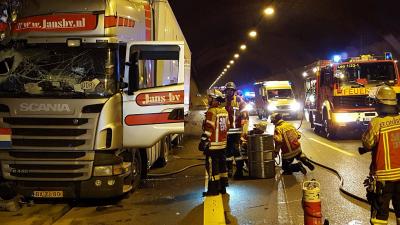 A81 Engelbergtunnel: Lkw streift Tunnelwand und beschaedigt Loeschwasserleitung